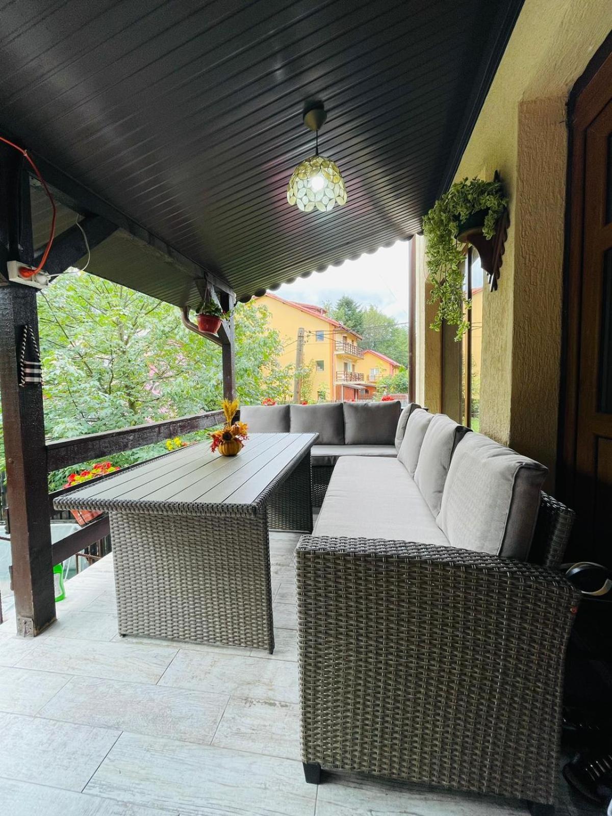 B House Buşteni Eksteriør bilde